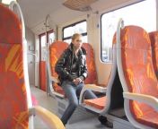 Молодая немка мастурбирует в електричке